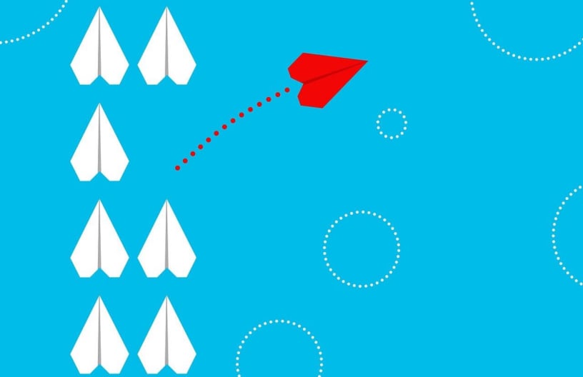 Ilustración de dos filas de aviones de papel color blanco y un avión de color rojo se sale de su fila